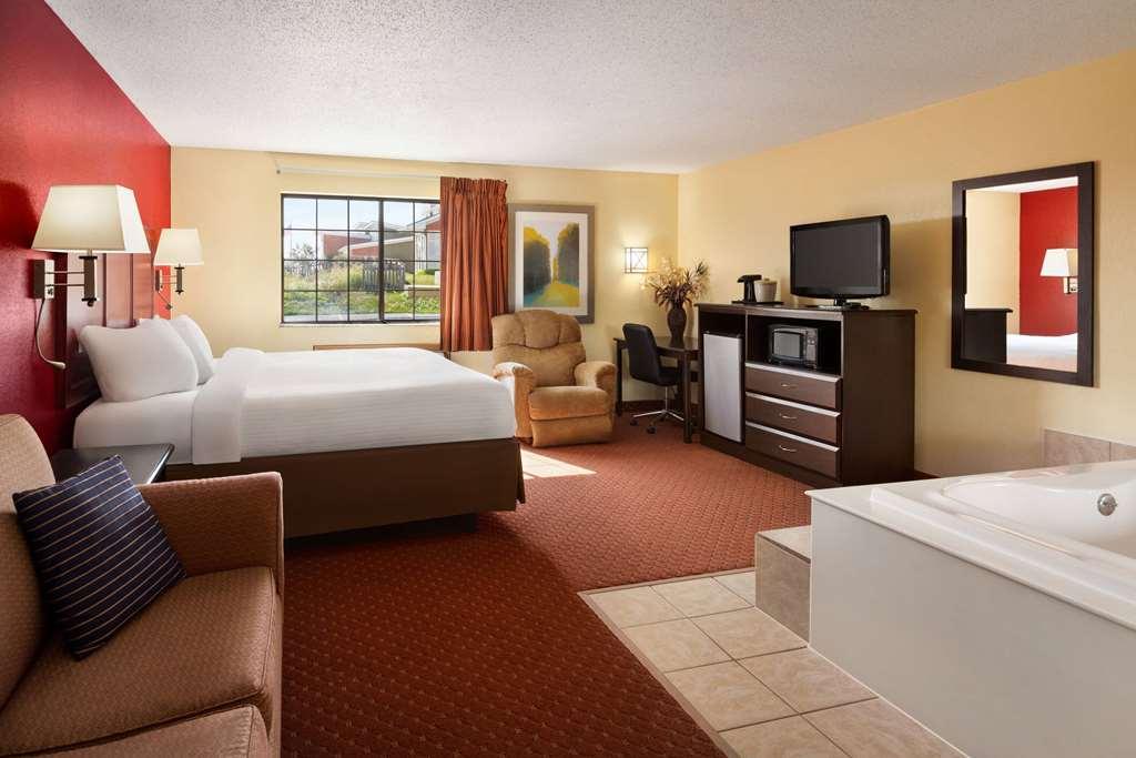 Baymont By Wyndham Cedar Rapids Hotel Room photo