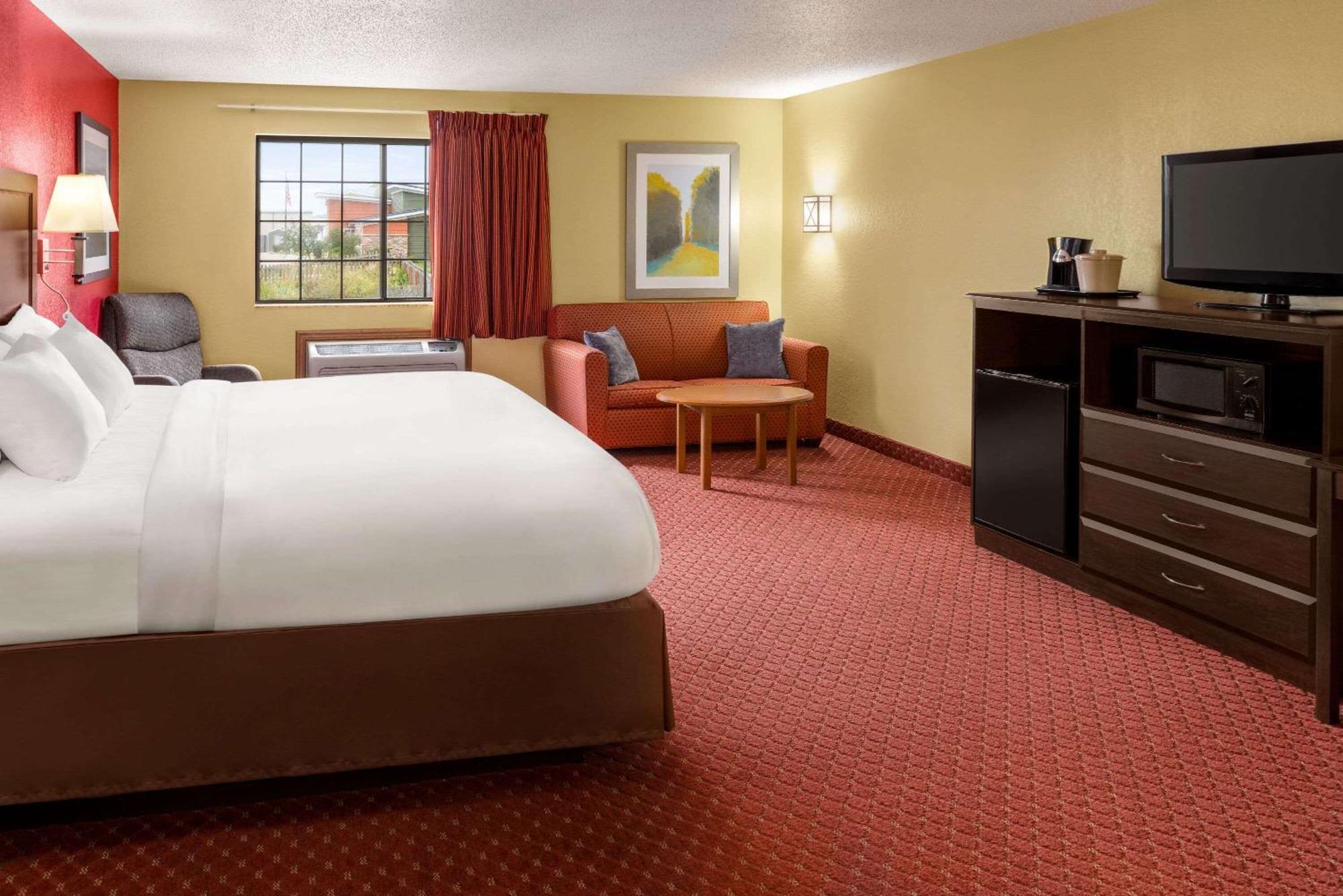 Baymont By Wyndham Cedar Rapids Hotel Exterior photo