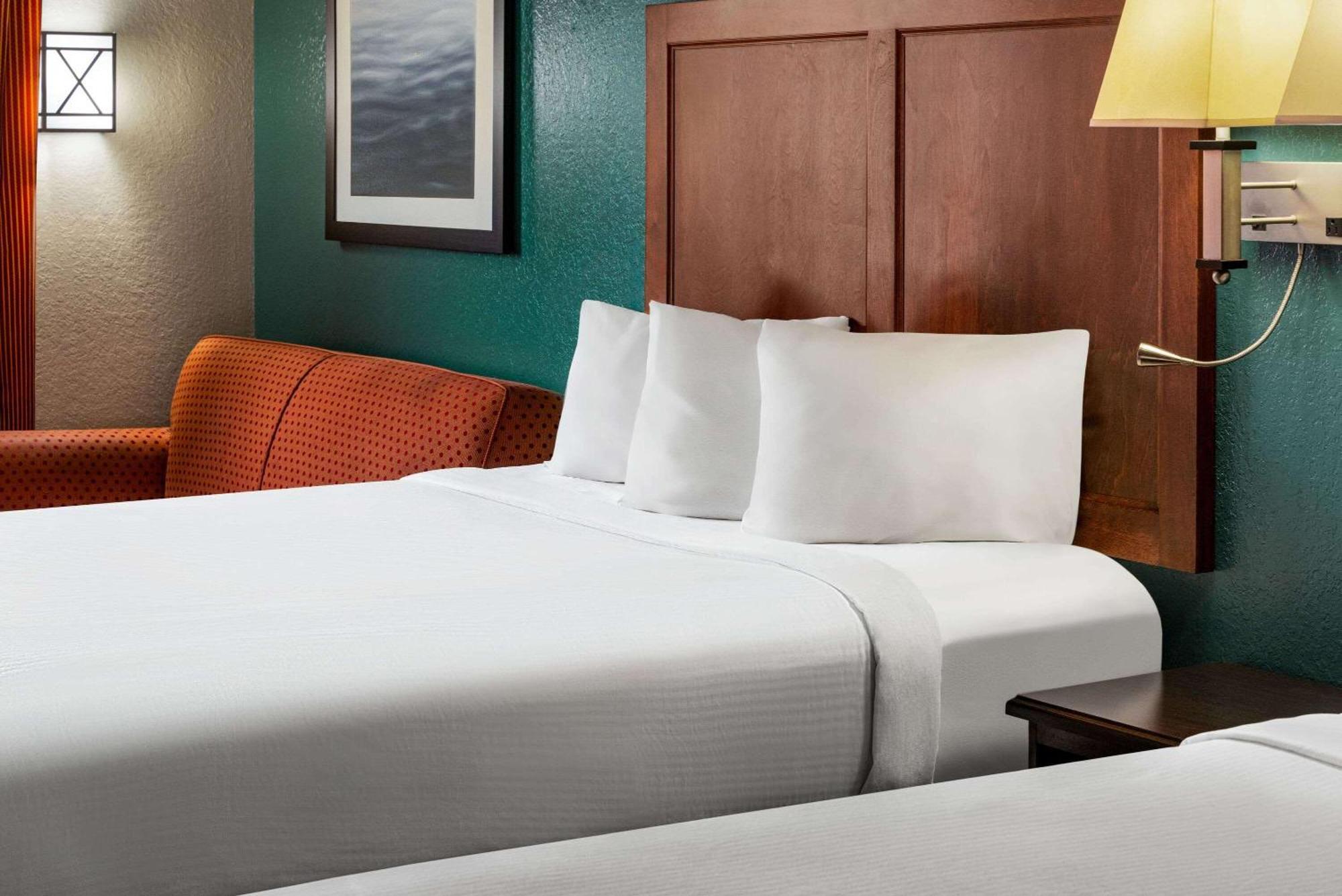 Baymont By Wyndham Cedar Rapids Hotel Exterior photo