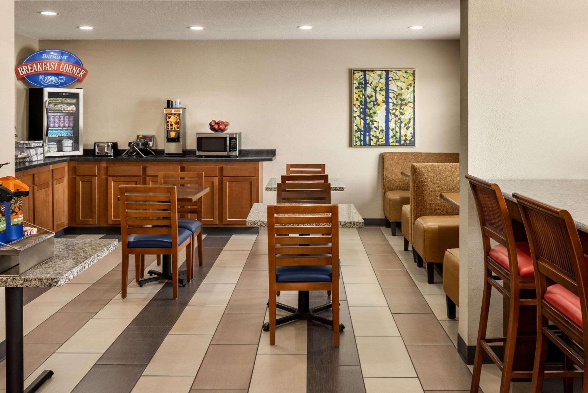 Baymont By Wyndham Cedar Rapids Hotel Exterior photo
