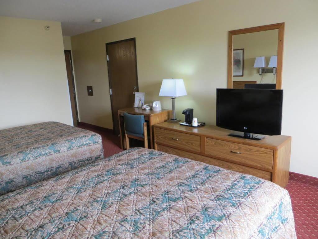 Baymont By Wyndham Cedar Rapids Hotel Exterior photo